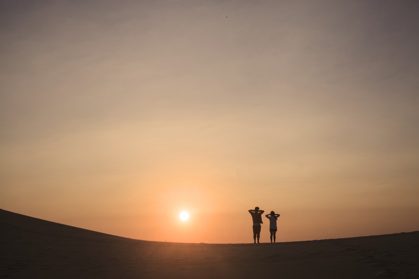 夕陽下恩愛的情侶圖片