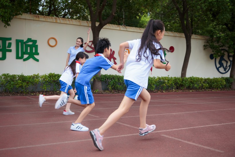 操場跑步的小學生圖片