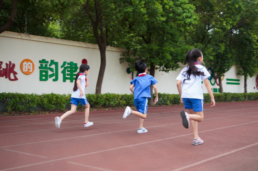 操場跑步的小學生圖片