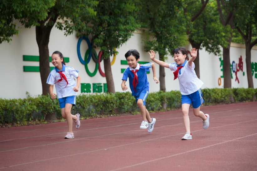 操場跑步的小學生圖片