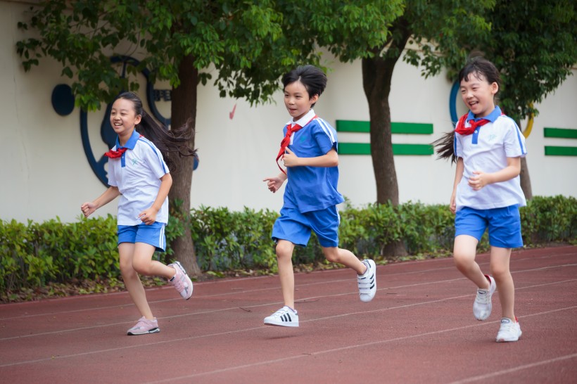 操場跑步的小學生圖片