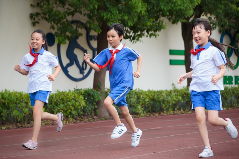 操場跑步的小學生圖片