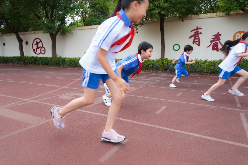 操場跑步的小學生圖片