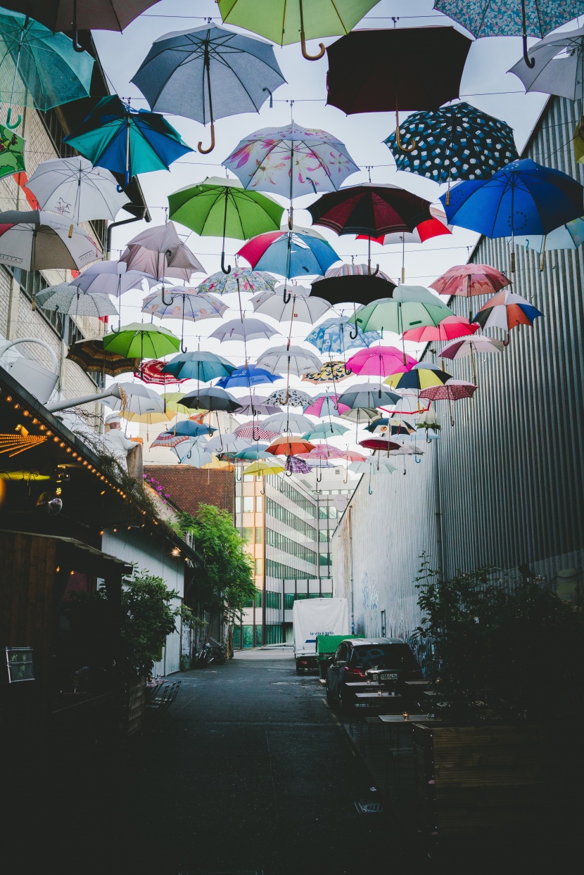 五顔六色的雨傘長廊圖片