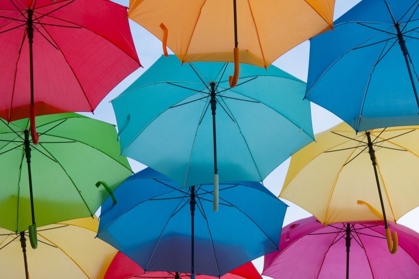 五顔六色的雨傘長廊圖片