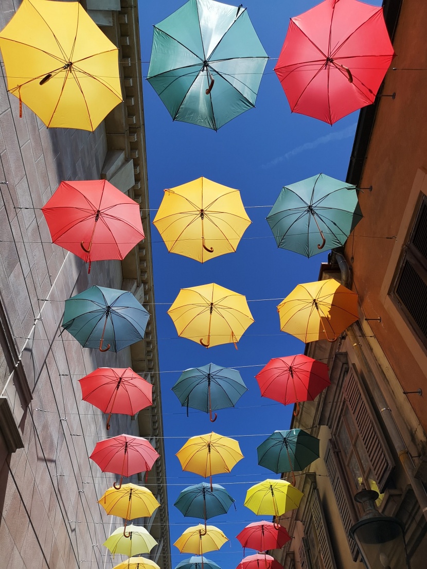 五顔六色的雨傘長廊圖片