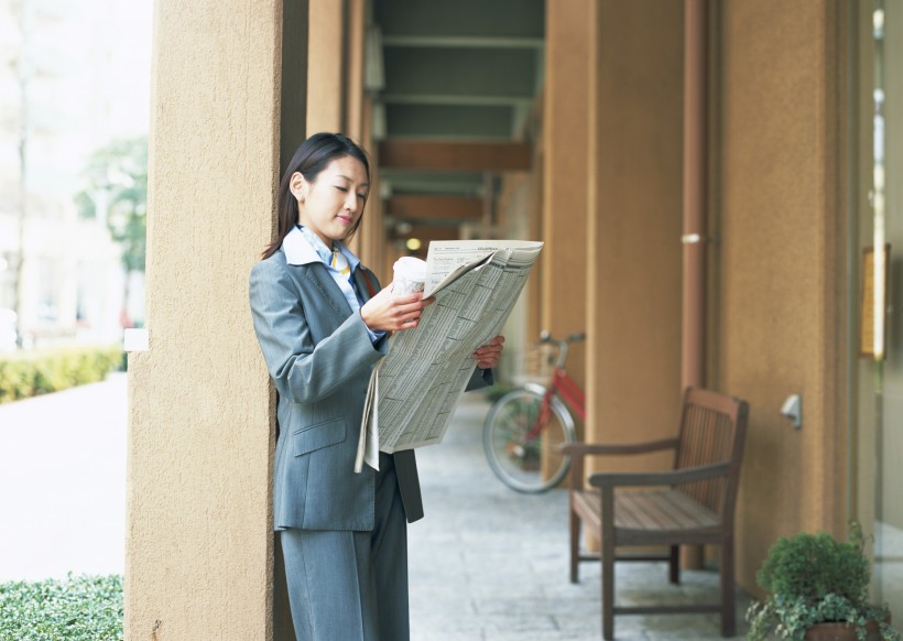 白領女性放松休息圖片