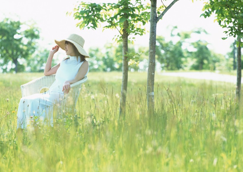 草地放松休閑女性圖片