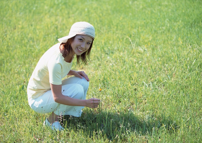 草地放松休閑女性圖片