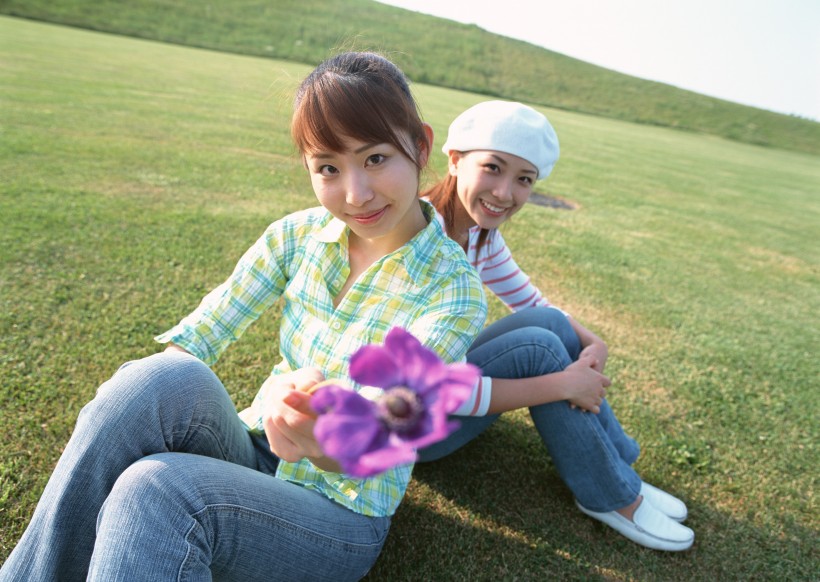 草地放松休閑女性圖片