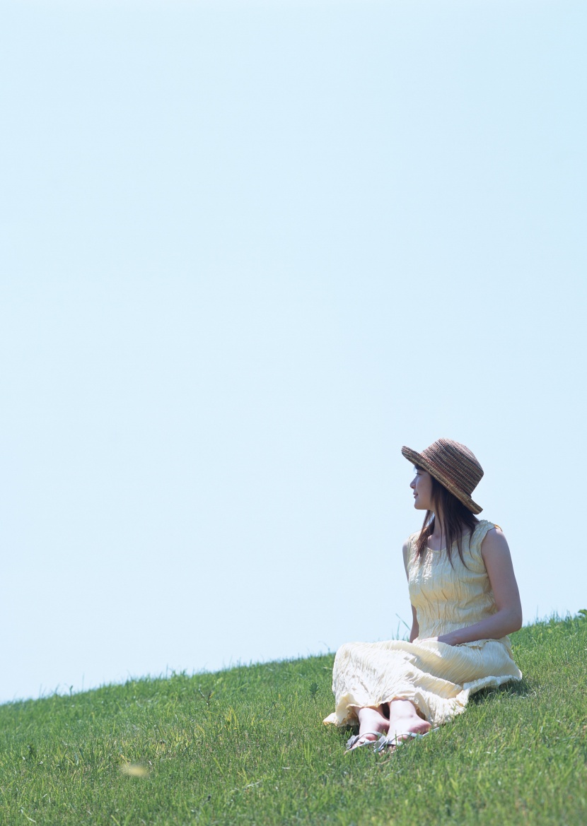 草地放松休閑女性圖片