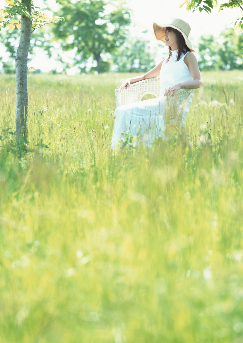 草地放松休閑女性圖片