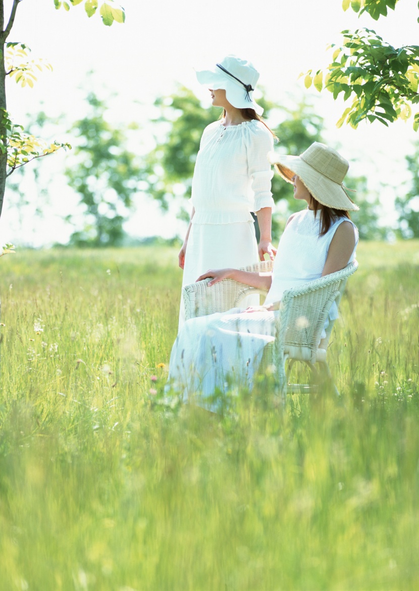 草地放松休閑女性圖片