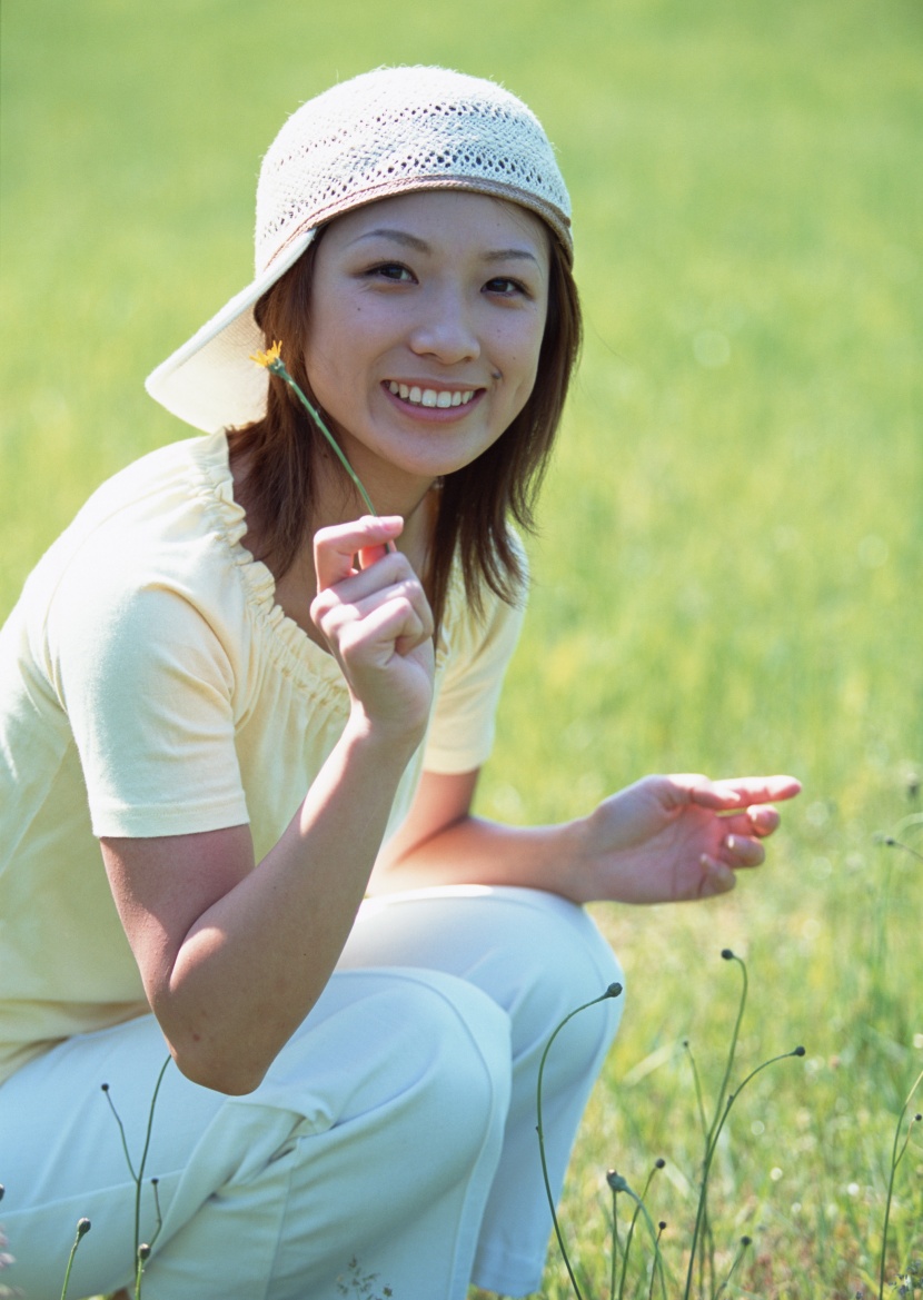 草地放松休閑女性圖片