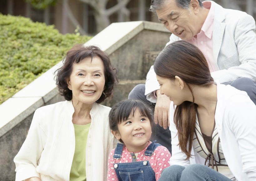 老年人和家人休閑圖片