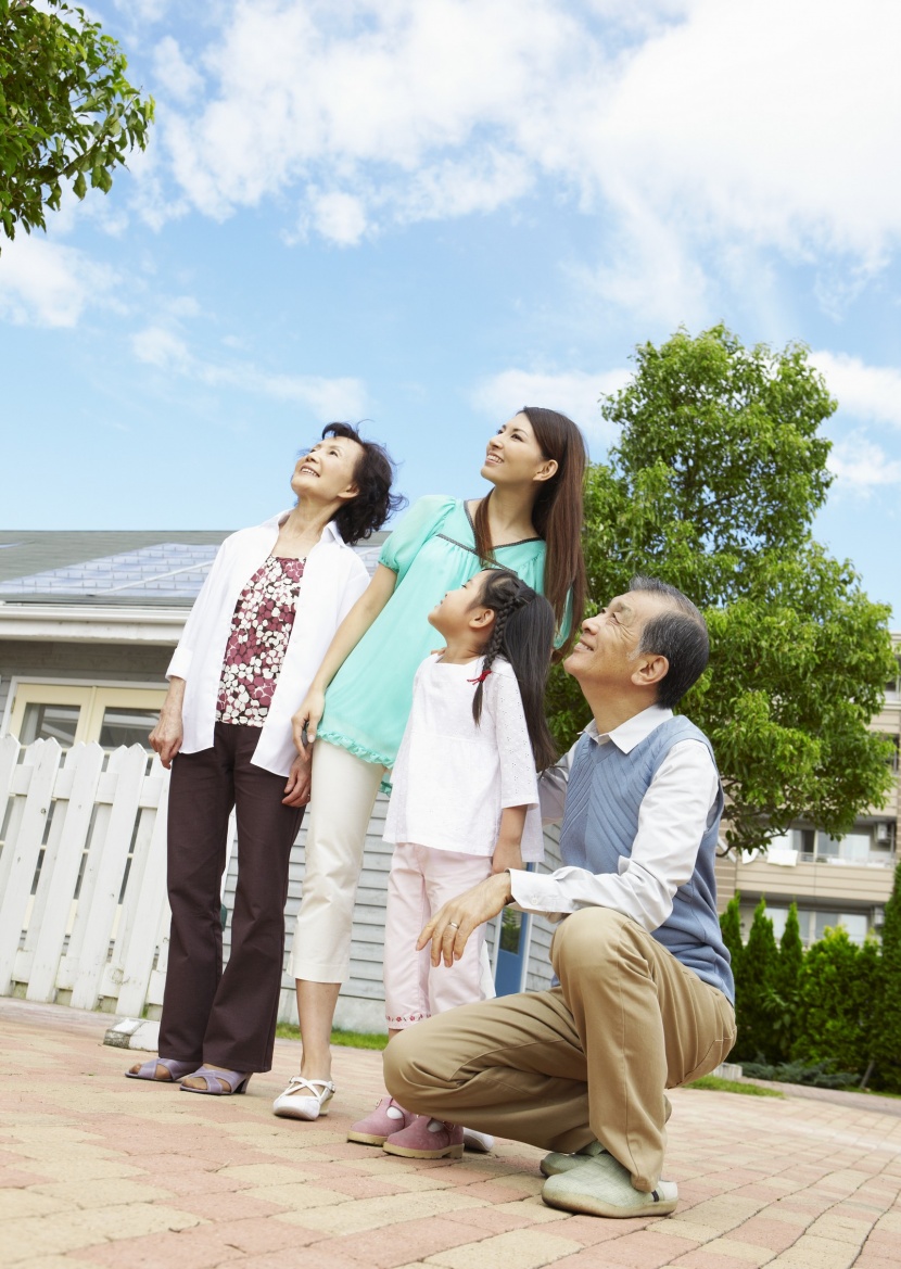 老年人和家人休閑圖片