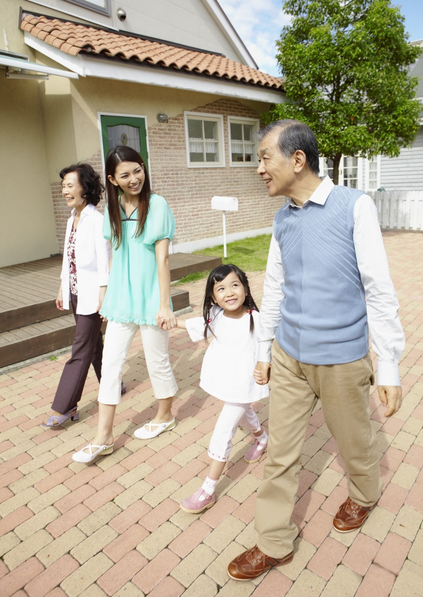 老年人和家人休閑圖片