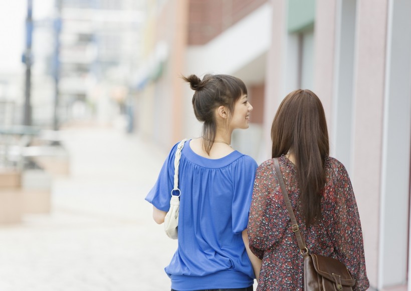 女孩假期購物圖片