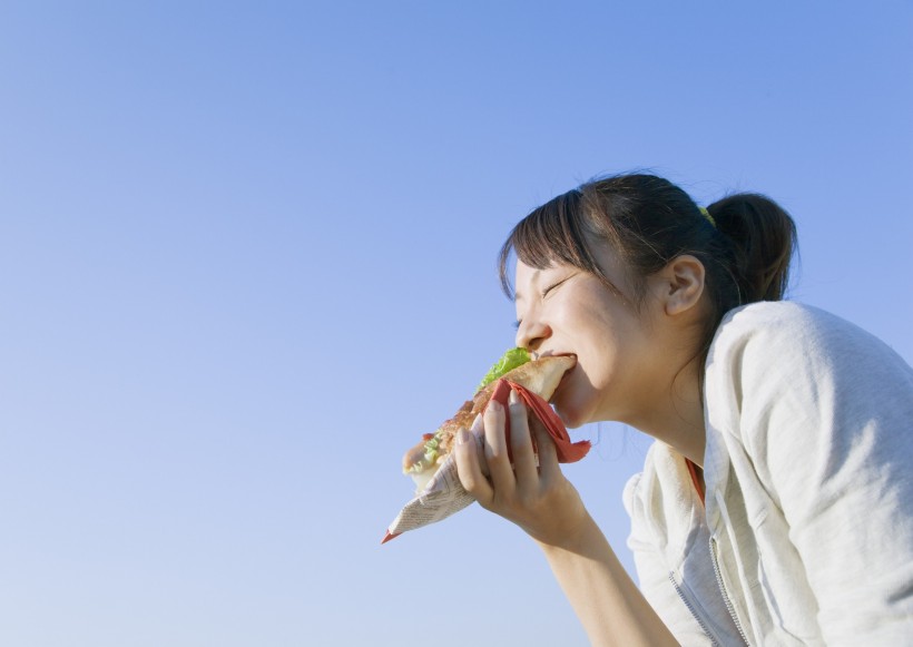 女孩假期品嘗美食圖片