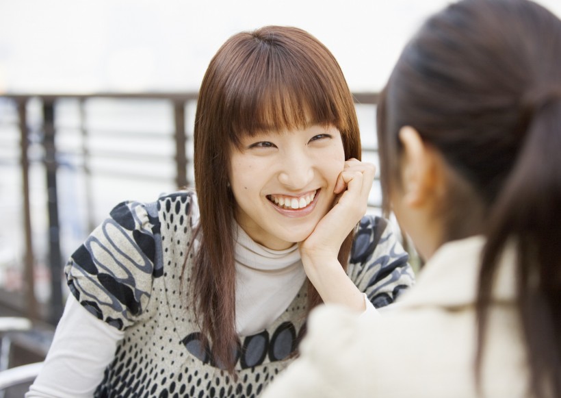 女孩假期品嘗美食圖片