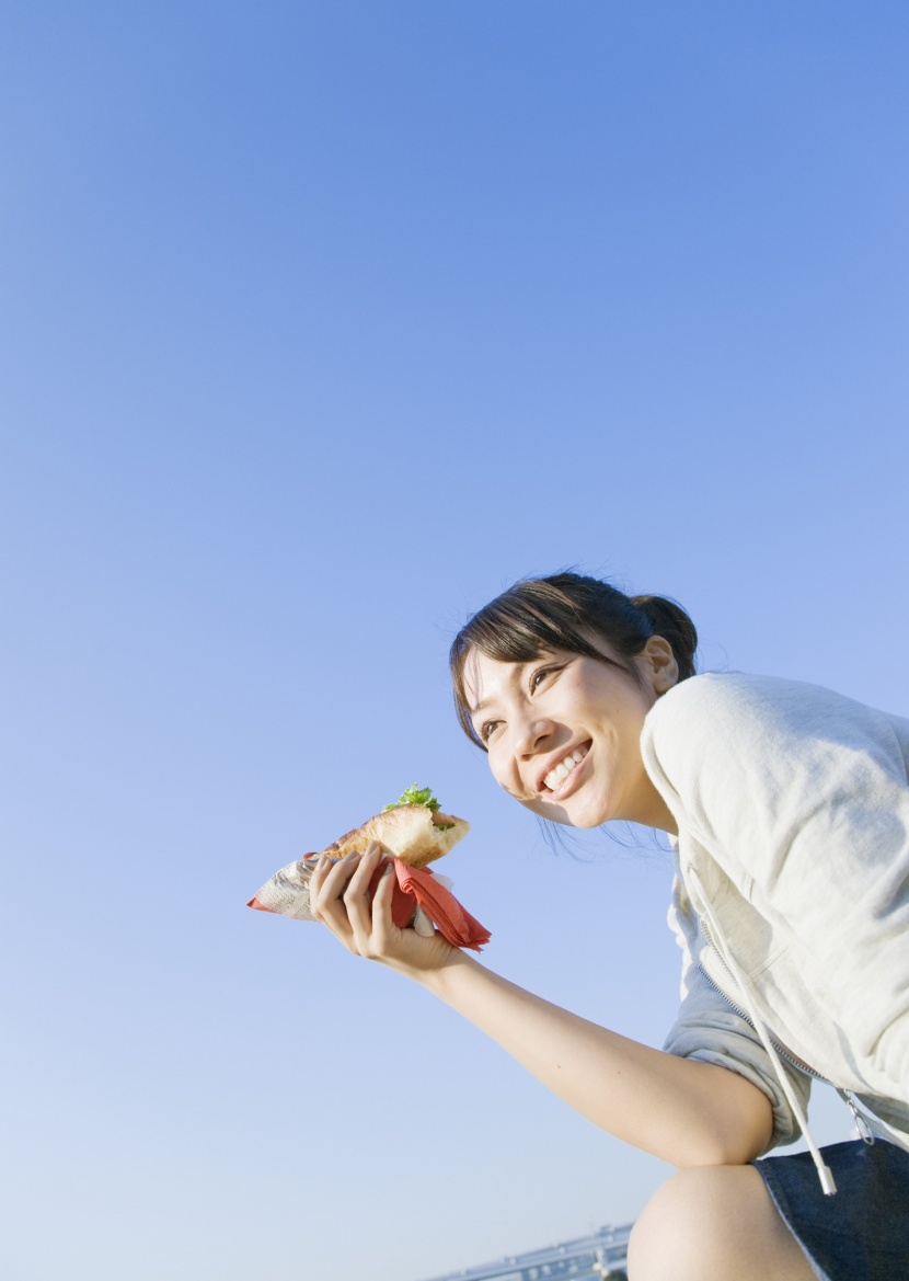 女孩假期品嘗美食圖片