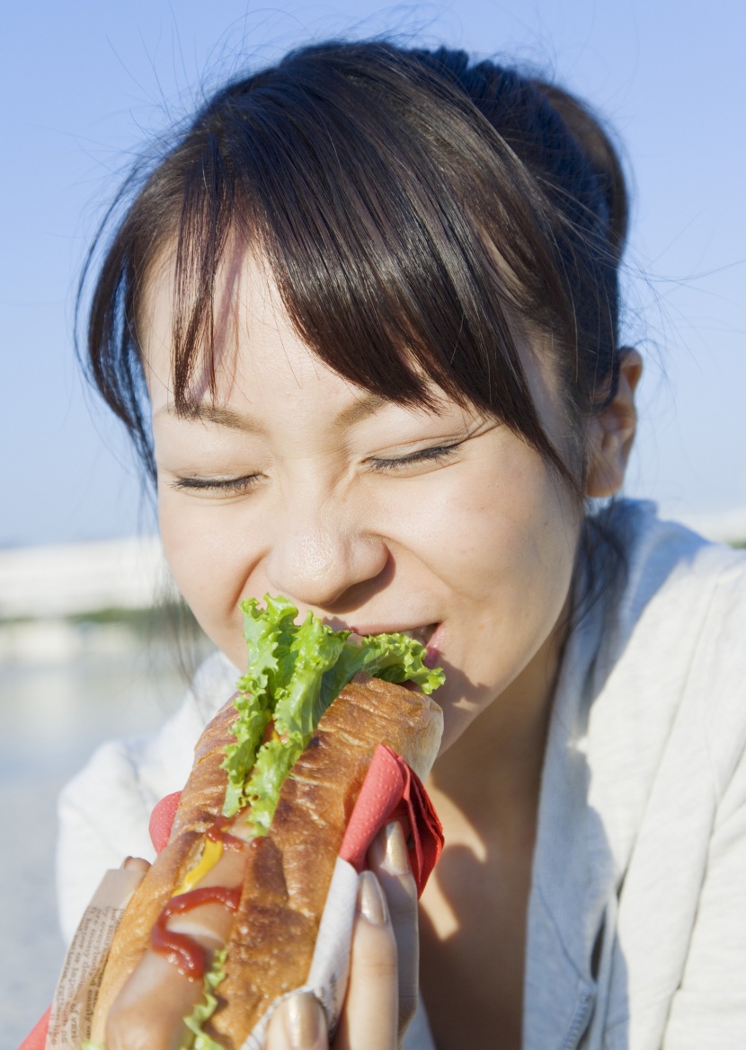 女孩假期品嘗美食圖片