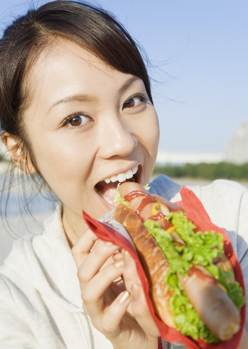 女孩假期品嘗美食圖片