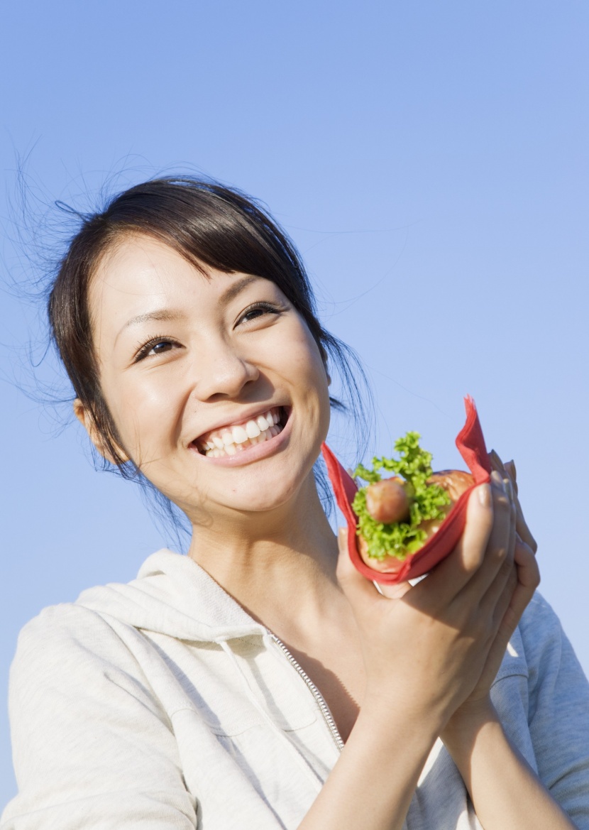 女孩假期品嘗美食圖片