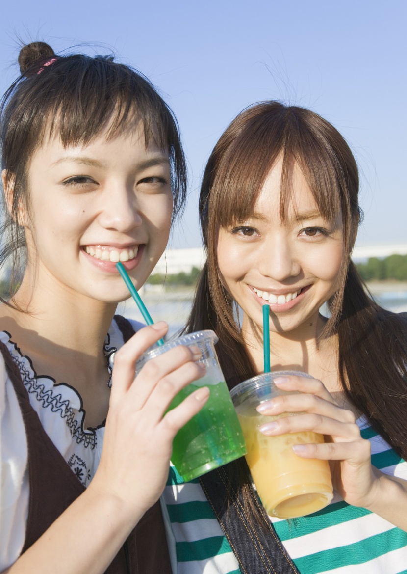 女孩假期品嘗美食圖片