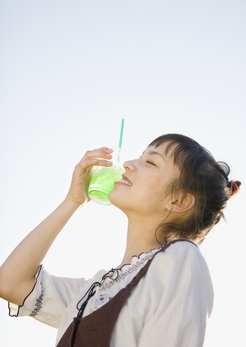 女孩假期品嘗美食圖片