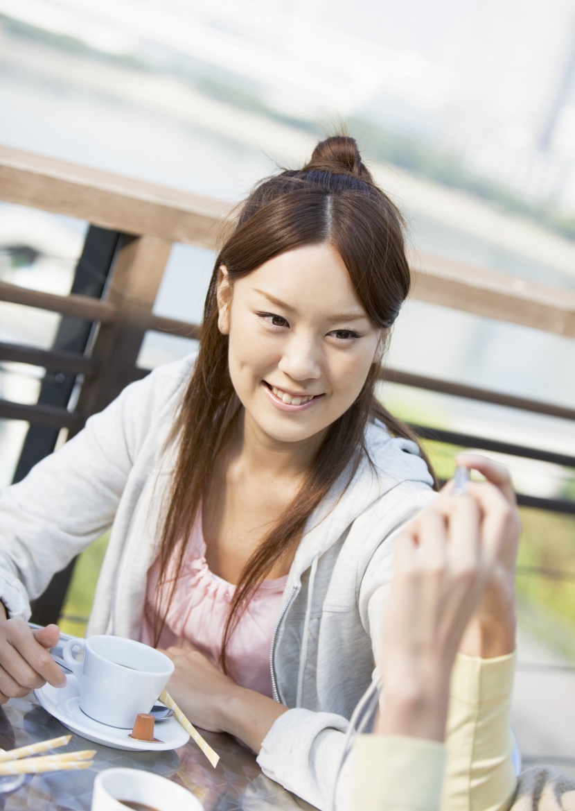 女孩假期品嘗美食圖片