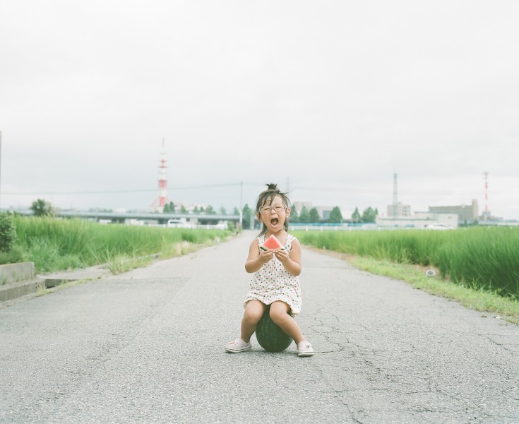 日本超萌小女孩公路攝影圖片