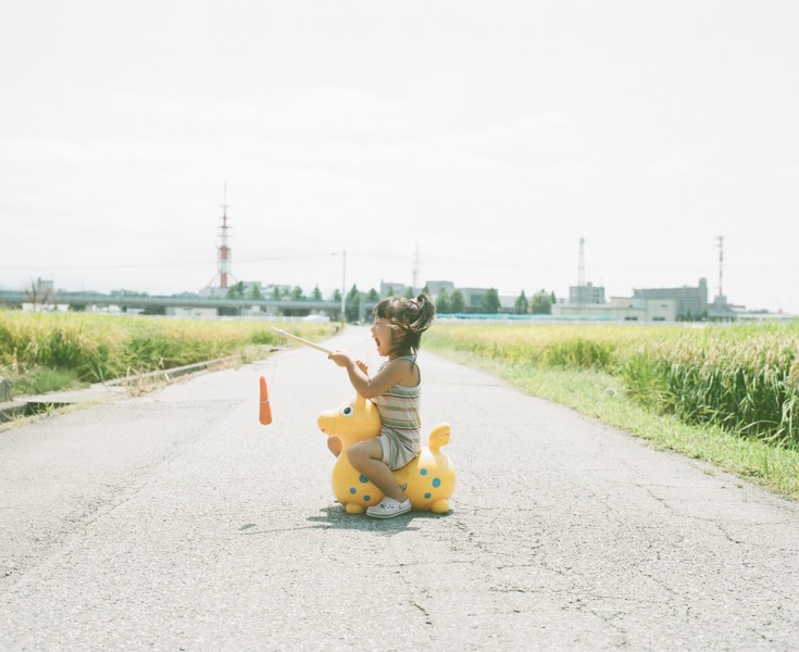 日本超萌小女孩公路攝影圖片