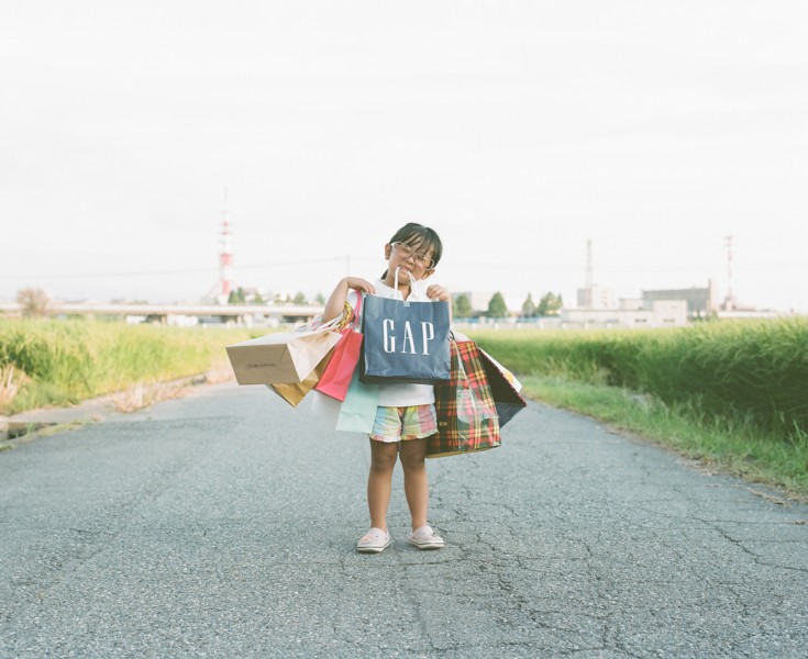 日本超萌小女孩公路攝影圖片