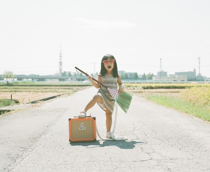 日本超萌小女孩公路攝影圖片