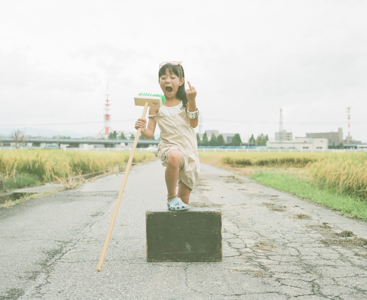 日本超萌小女孩公路攝影圖片