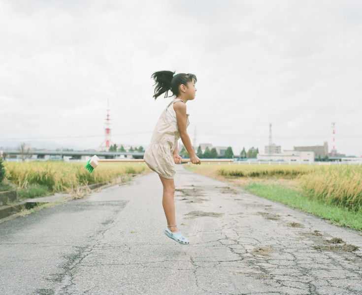 日本超萌小女孩公路攝影圖片