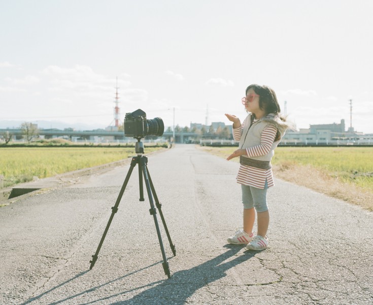 日本超萌小女孩公路攝影圖片