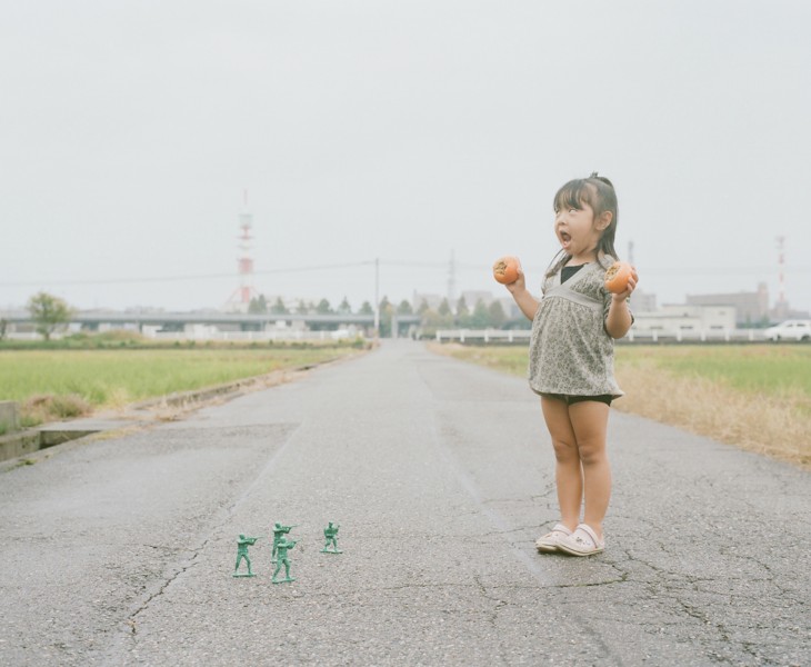 日本超萌小女孩公路攝影圖片