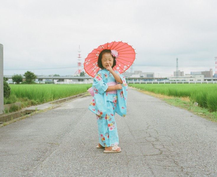 日本超萌小女孩公路攝影圖片