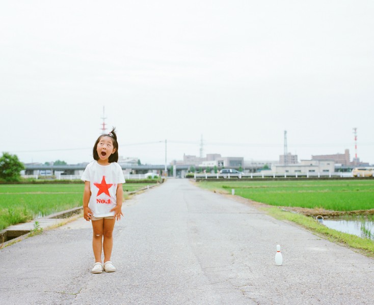 日本超萌小女孩公路攝影圖片