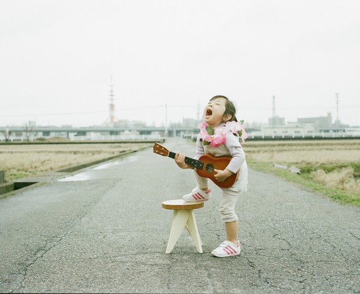 日本超萌小女孩公路攝影圖片