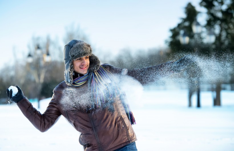 雪景下的人物拍攝圖片