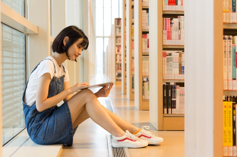 在圖書館認真閱讀的女生圖片