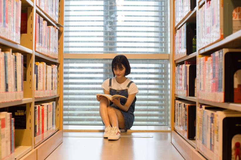 在圖書館認真閱讀的女生圖片