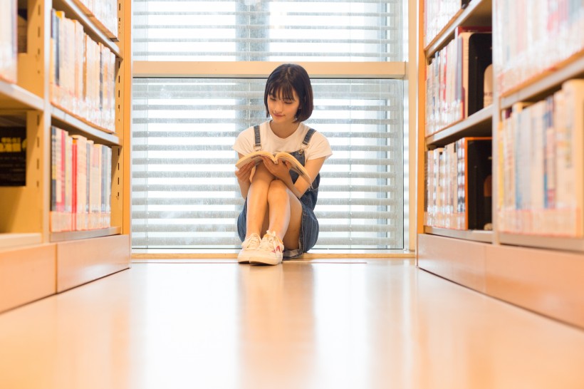 在圖書館認真閱讀的女生圖片