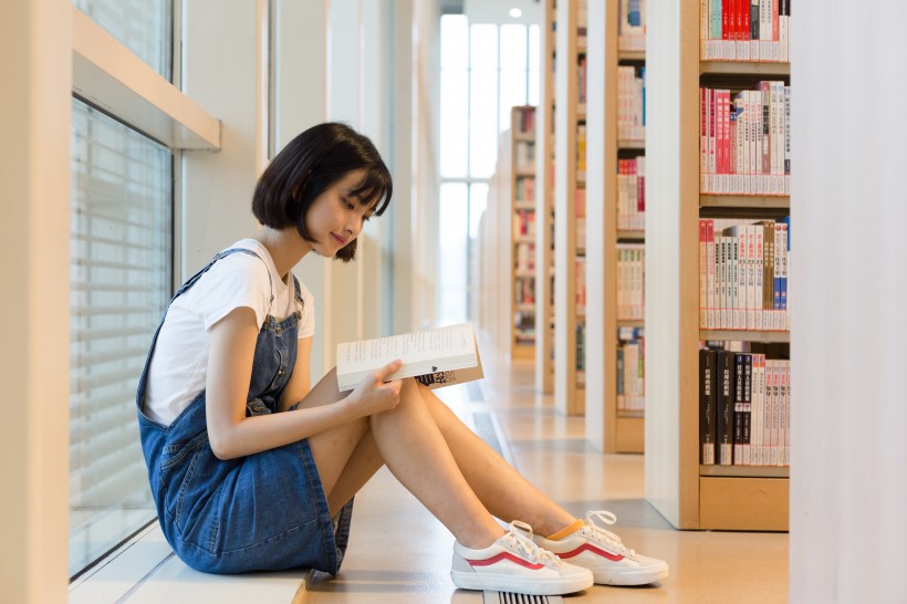 在圖書館認真閱讀的女生圖片