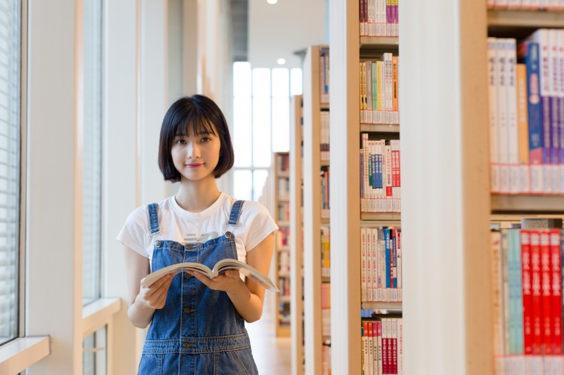 在圖書館認真閱讀的女生圖片