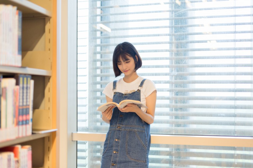 在圖書館認真閱讀的女生圖片