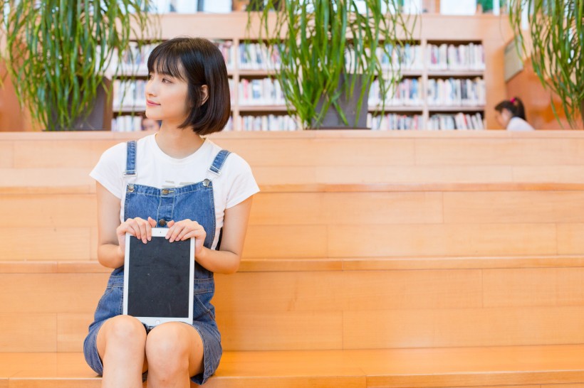 在圖書館認真閱讀的女生圖片